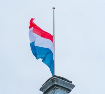 Vlaggenstok in houder zetten gaat met gemak met handystick