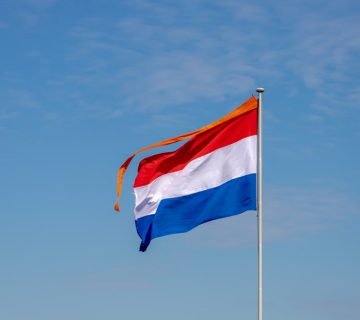 Waar staat de oranje wimpel in een vlaggenmast voor