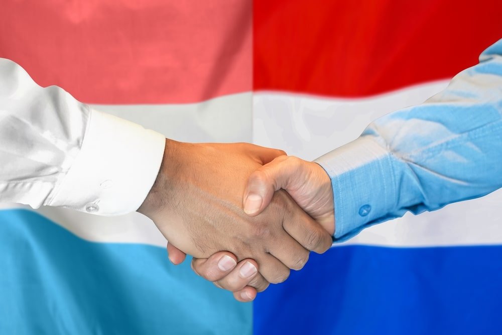 De vlaggen van Nederland en Luxemburg
