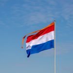 Waar staat de oranje wimpel in een vlaggenmast voor